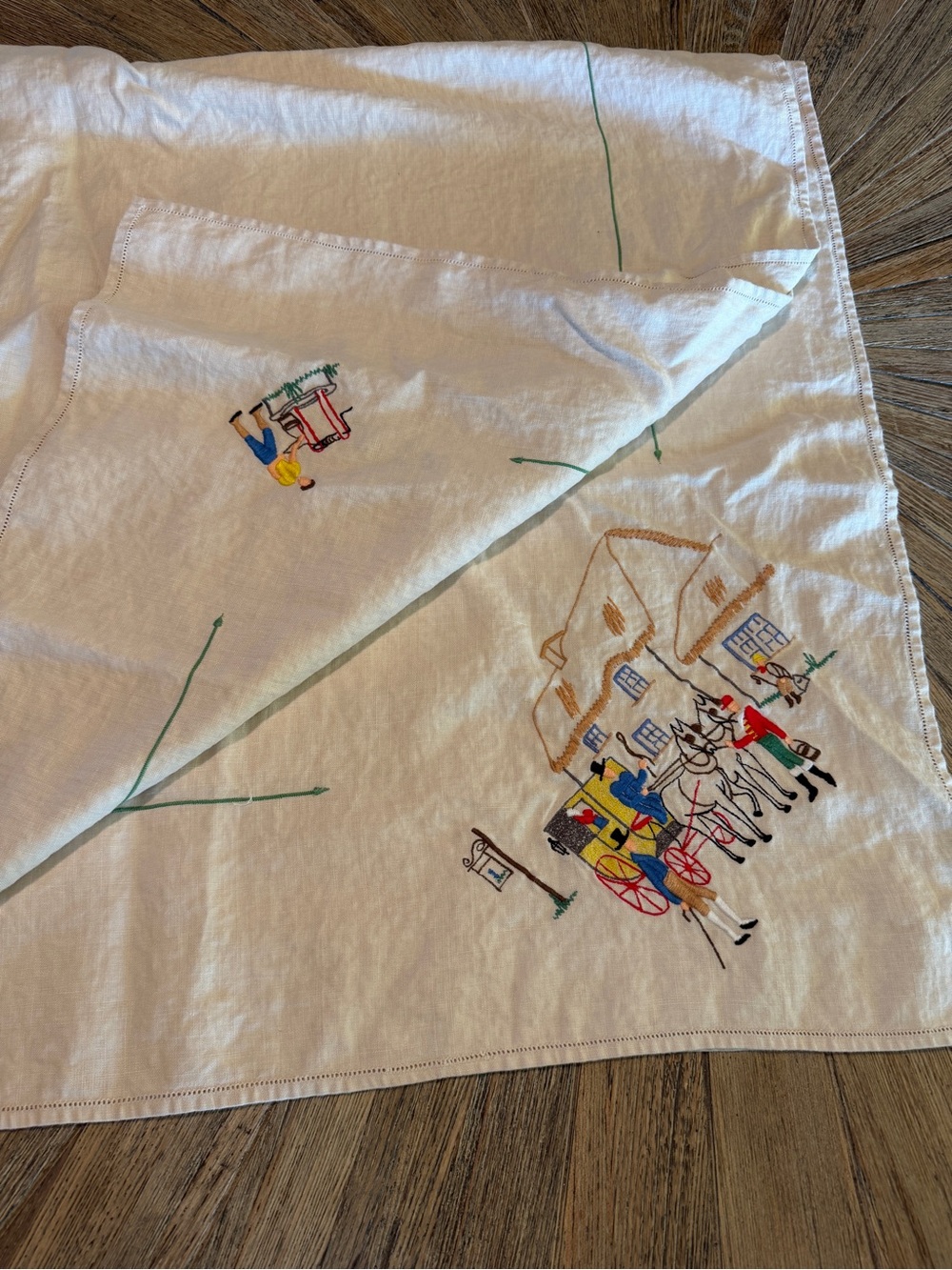 Vintage Colonial Americana Embroidered Linen Tablecloth 50x50 Stagecoach Tavern